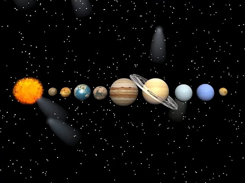 Dört tane de gaz yüzeyine sahip gezegen vardır. Katı karasal yüzeye sahip gezegenlerin yüzeyinde bulunan demir gibi elementler nedeniyle çoğunlukla gri veya kırmızımsı kahverengi görünümündedir. Bununla birlikte yoğun bir atmosfer ve kalın asit bulutları onu çevreleyen Venüs’ün yüzeyini uzaydan tespit etmek zordur. Bulutlarda bulunan kükürt ışığı yansıtır ve Venüs’e fark edilir sarı rengini verir.