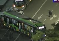 Homem sequestra ônibus e faz motorista refém próximo ao terminal Itaquera em São Paulo - SBT News